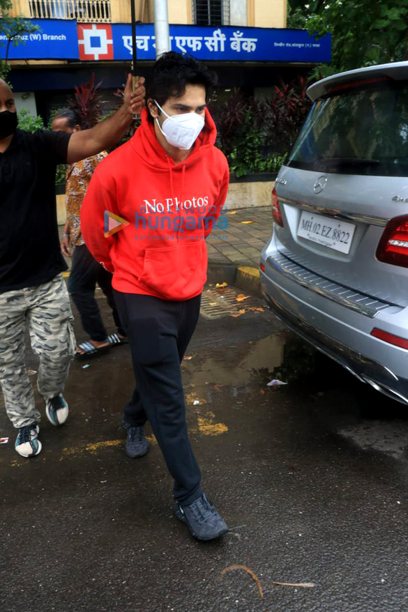 photos varun dhawan snapped with his mother at a bank in santacruz 5