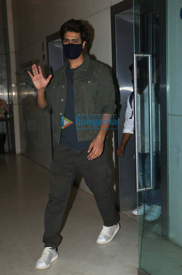 photos vicky kaushal and meghna gulzar snapped in santacruz 3