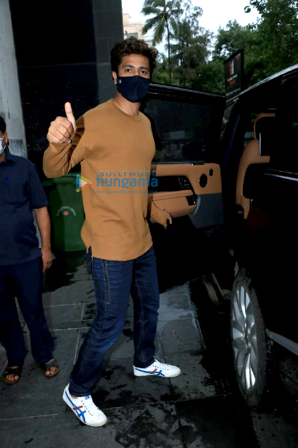 photos vicky kaushal snapped in santacruz 3