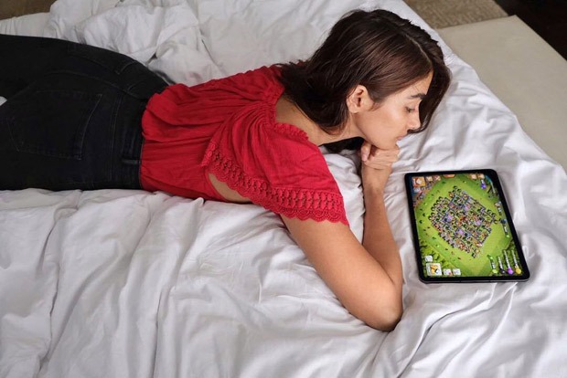 Pooja Hegde is addicted to Clash of Clans and this Instagram photo is proof enough! Pooja Hegde is addicted to Clash of Clans and this Instagram photo is proof enough!