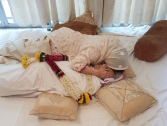 Saira Banu embraces Dilip Kumar’s mortal remains as she says her final goodbye Saira Banu embraces Dilip Kumar’s mortal remains as she says her final goodbye