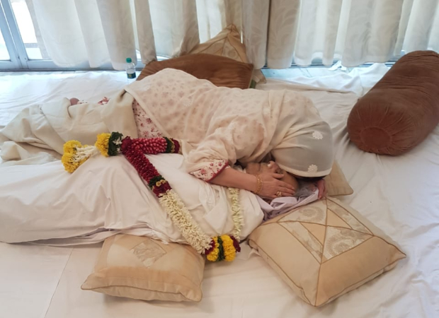 Saira Banu embraces Dilip Kumar as she says her final goodbye