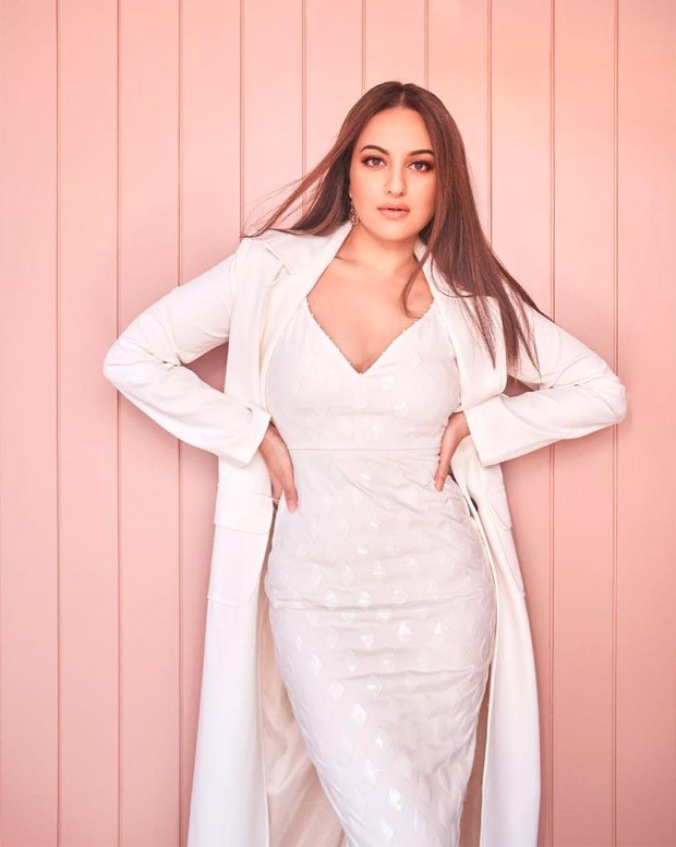 Sonakshi Sinha Looks Effortlessly Chic In All White Outfit Bollywood News Bollywood Hungama