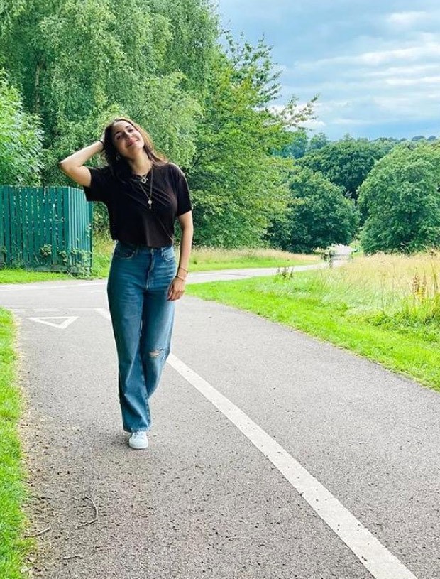 Anushka Sharma looks radiant in pictures clicked by a 'really good fan' Anushka Sharma looks radiant in pictures clicked by a 'really good fan'