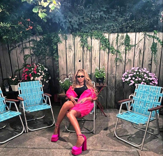 Beyoncé shows how to make hot pink your best friend as she stuns in an almost all-pink outfit with a black surprise
