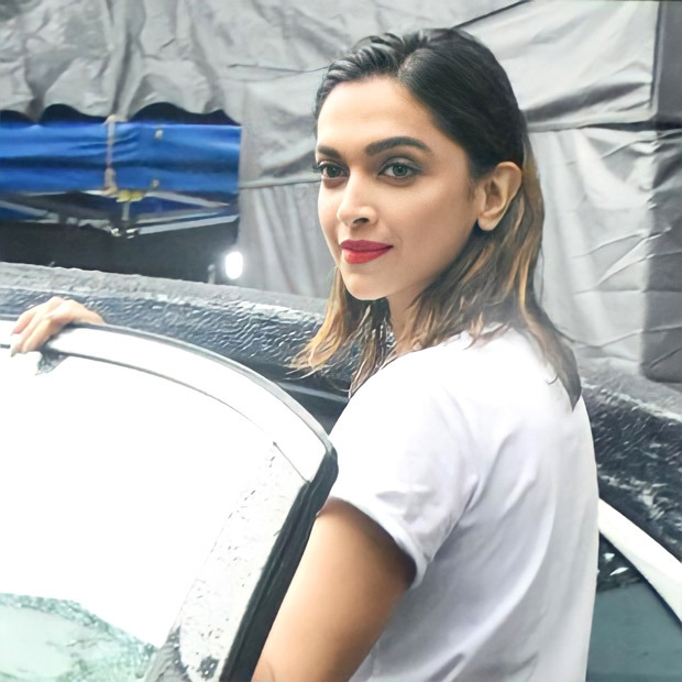 Deepika Padukone keeps her spirt high as she steps out in leather pants worth Rs. 9,000