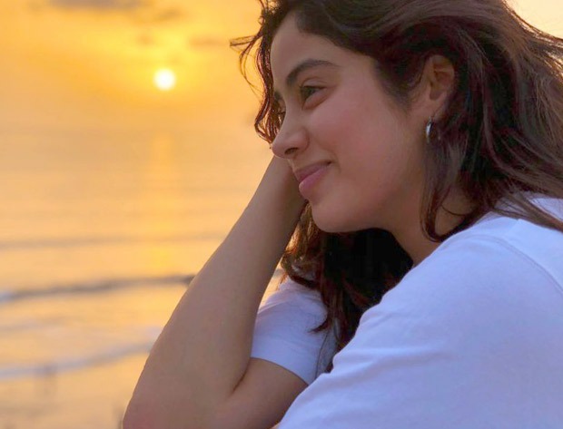 Janhvi Kapoor flashes her million-dollar smile as she enjoys sunset with her close friends; see pictures