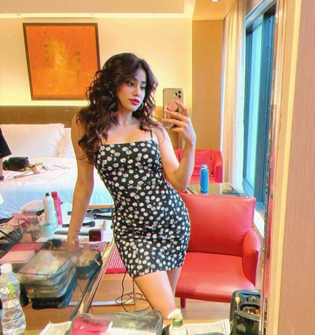 Janhvi Kapoor looks stunning as ever in a floral print mini dress Janhvi Kapoor looks stunning as ever in a floral print mini dress