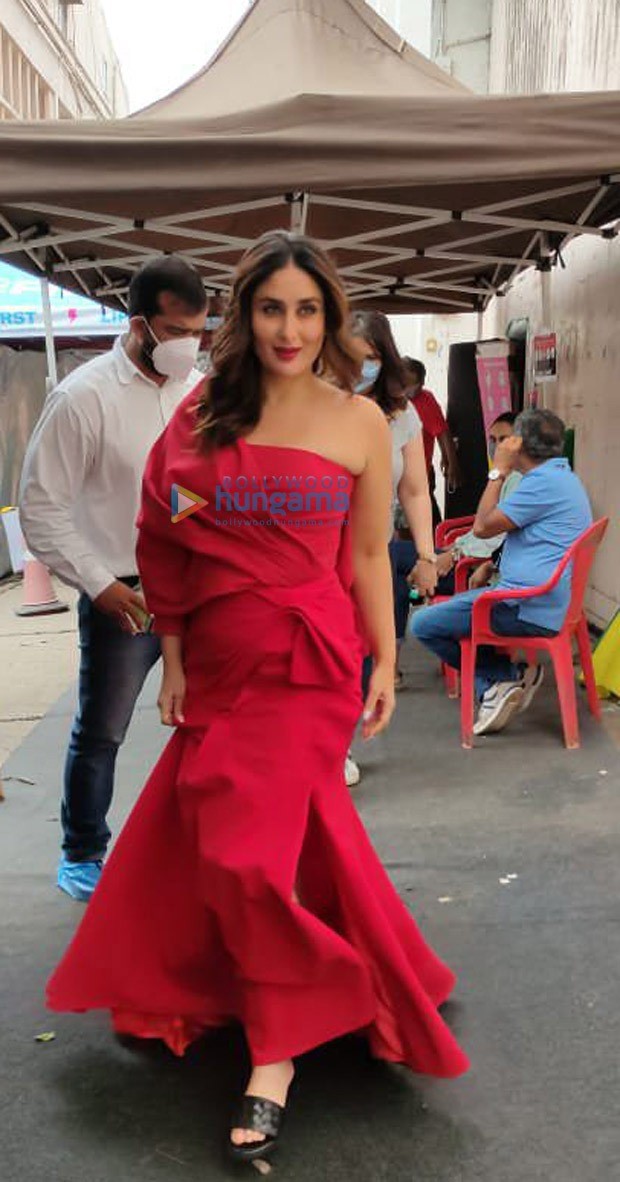 Kareena Kapoor Khan Looks Smoking Hot In A Fiery Red Off Shoulder Gown Bollywood News 