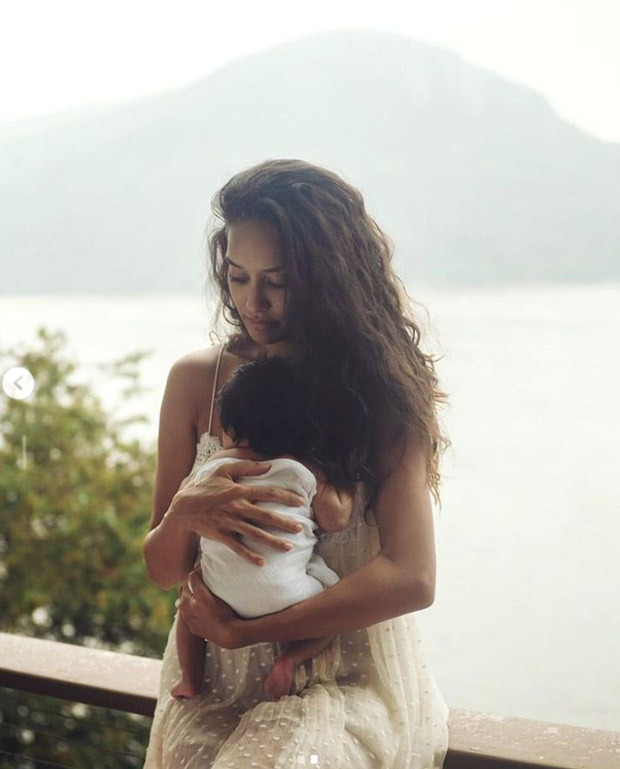 Lisa Haydon flaunts her post pregnancy glow as she poses with her newborn daughter Lisa Haydon flaunts her post pregnancy glow as she poses with her newborn daughter