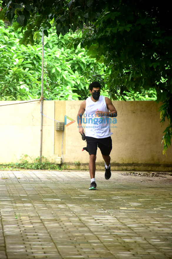 photos aditya roy kapoor spotted in bandra 1