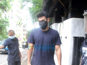 Photos: Aditya Roy Kapur spotted at Hakim's Aalim salon in Khar