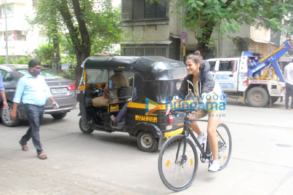 photos aisha sharma snapped during a cycle ride in bandra 4
