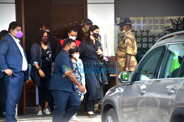 Photos: Aishwarya Rai Bachchan, Aaradhya Bachchan, Saif Ali Khan and Kareena Kapoor Khan snapped at Kalina airport Photos: Aishwarya Rai Bachchan, Aaradhya Bachchan, Saif Ali Khan and Kareena Kapoor Khan snapped at Kalina airport