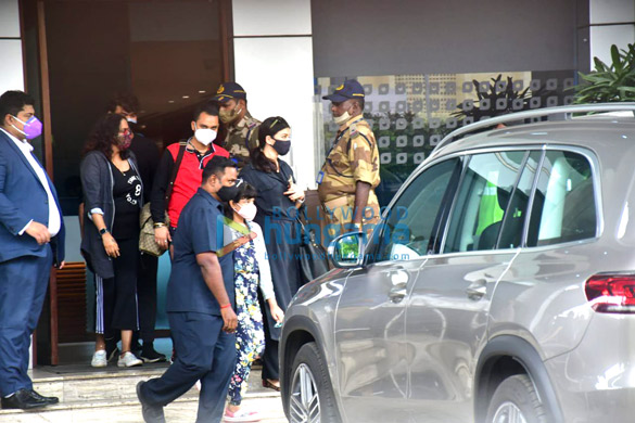 photos aishwarya rai bachchan and aaradhya bachchan snapped at kalina airport 4