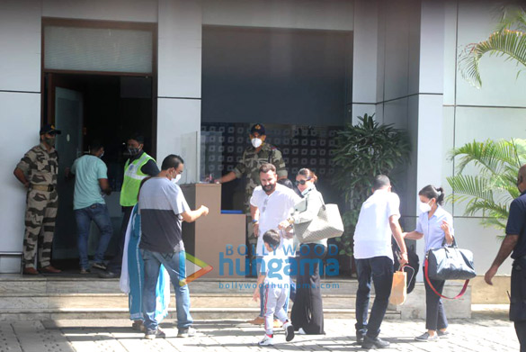 photos ajay devgn saif ali khan and kareena kapoor khan with son taimur spotted at kalina airport 2