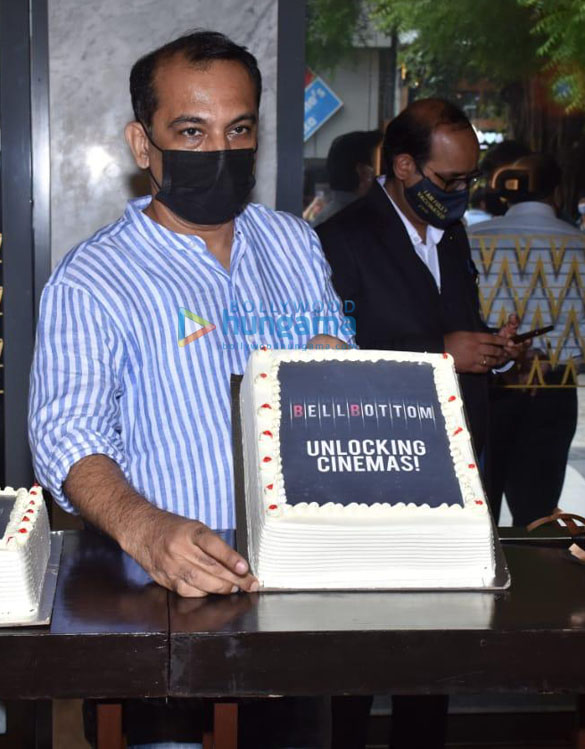 photos akshay kumar vaani kapoor lara dutta jackky bhagnani and deepshikha deshmukh celebrate the return of theatres along with a special cake cutting at pvr priya in delh 6