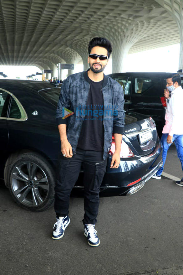 photos akshay kumar vaani kapoor lara dutta and team bellbottom head to delhi for trailer launch 3