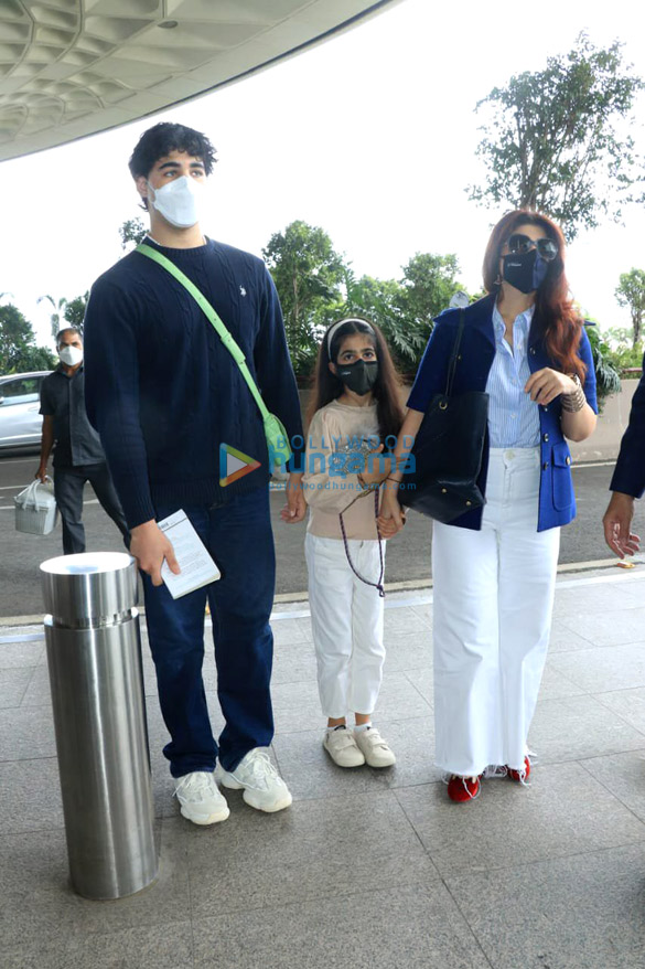 photos akshay kumar vaani kapoor lara dutta and team bellbottom head to delhi for trailer launch 4