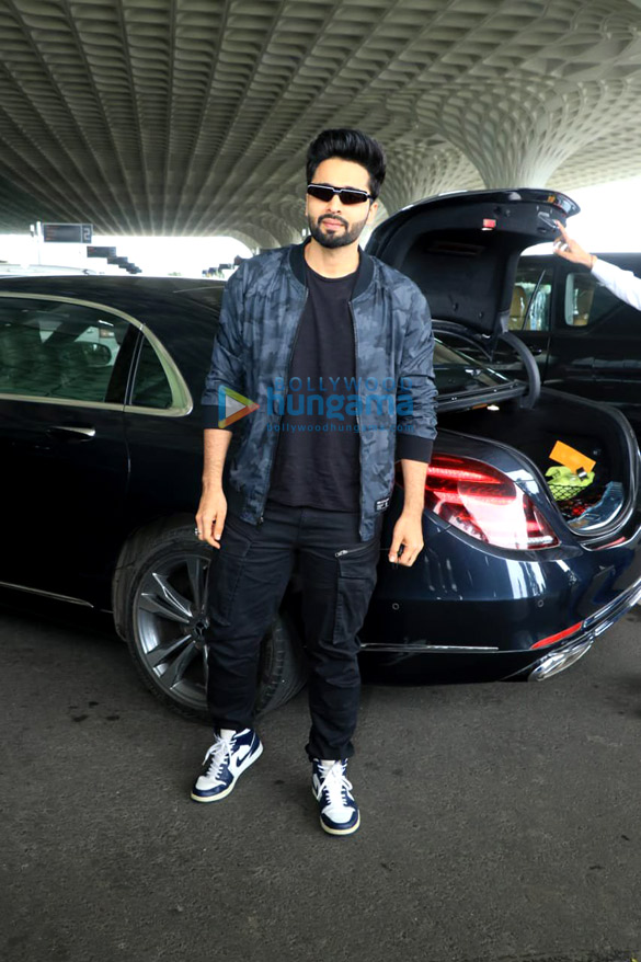 photos akshay kumar vaani kapoor lara dutta and team bellbottom head to delhi for trailer launch 7