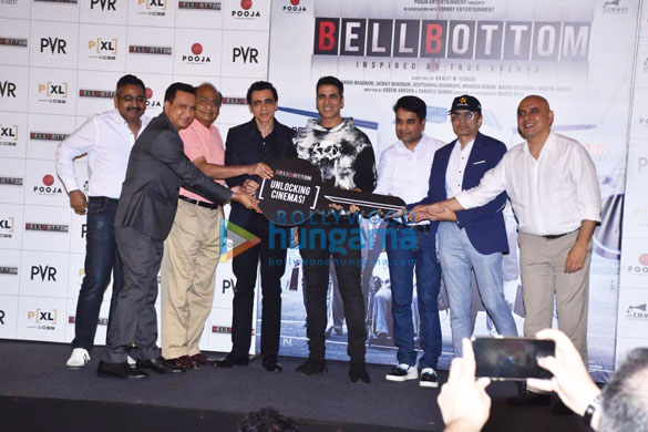 photos akshay kumar vaani kapoor lara dutta and others celebrate the return of theatres with a cake cutting ceremony in delhi 0825 2