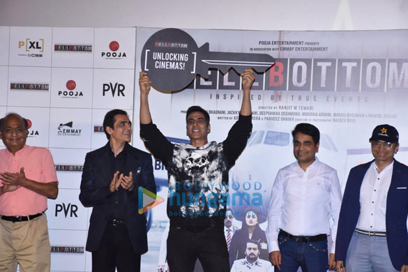 photos akshay kumar vaani kapoor lara dutta and others celebrate the return of theatres with a cake cutting ceremony in delhi 0825 3