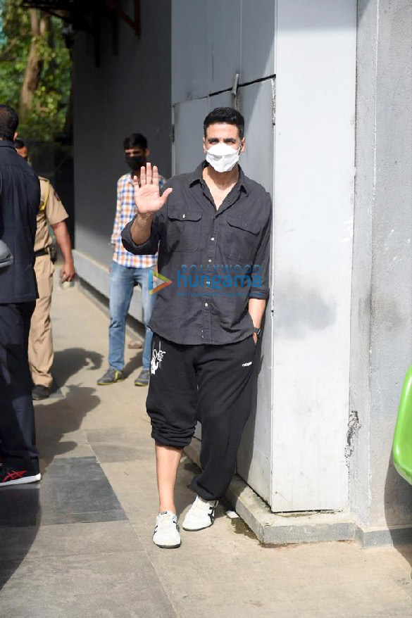 Photos: Akshay Kumar snapped at Pooja Entertainment office in Juhu