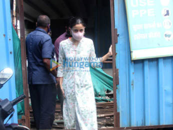 Photos: Alia Bhatt and Neetu Kapoor snapped at Krishna Raj's bungalow