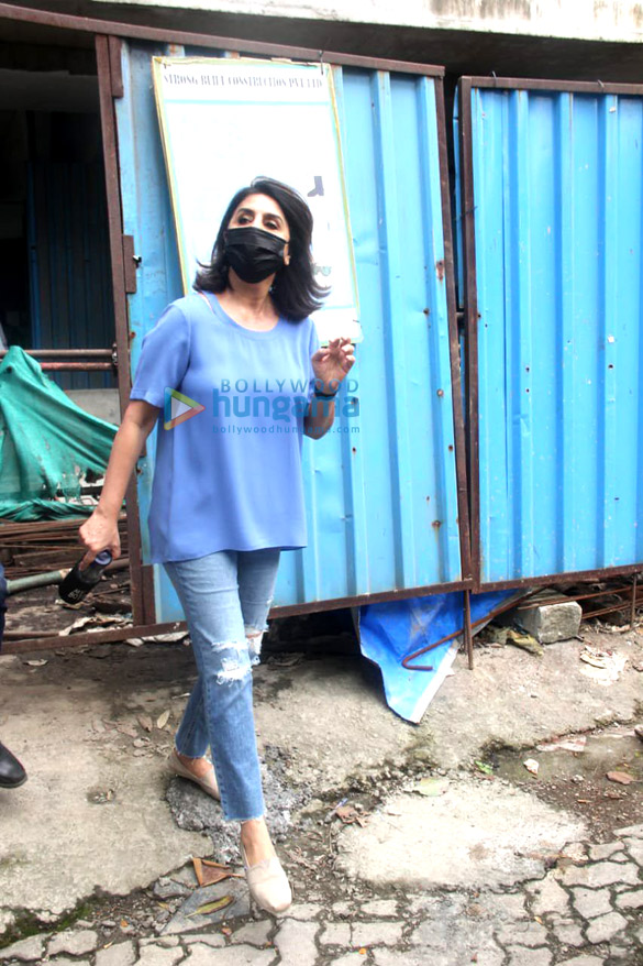photos alia bhatt and neetu kapoor snapped at krishna rajs bungalow 4