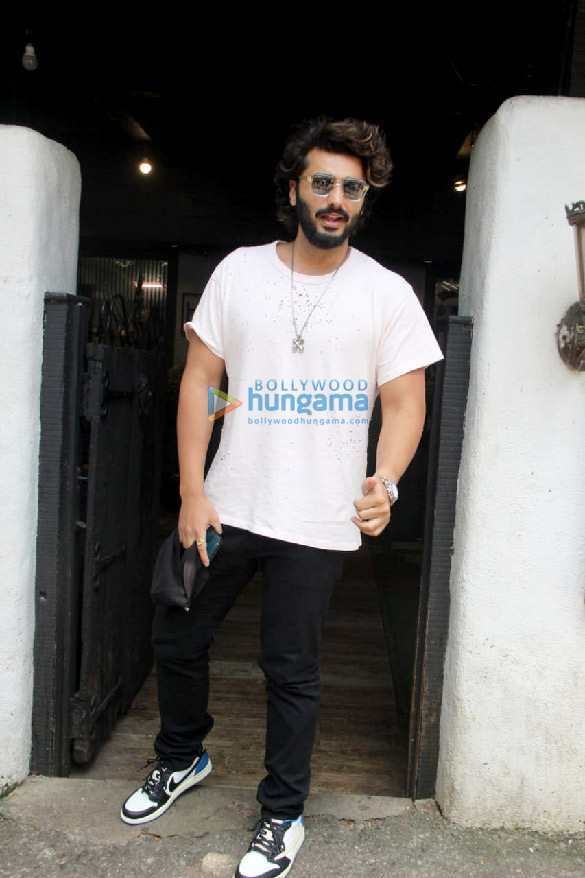 Photos: Arjun Kapoor snapped at Hakim’s Aalim salon in Khar Photos: Arjun Kapoor snapped at Hakim’s Aalim salon in Khar