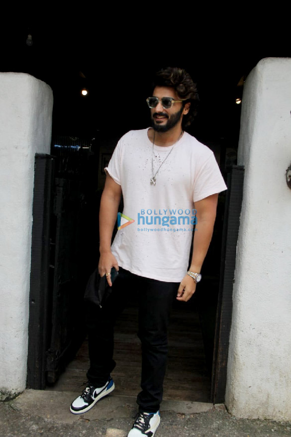 photos arjun kapoor snapped at hakims aalim salon in khar 2 2