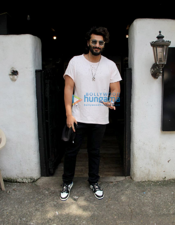 photos arjun kapoor snapped at hakims aalim salon in khar 3 2