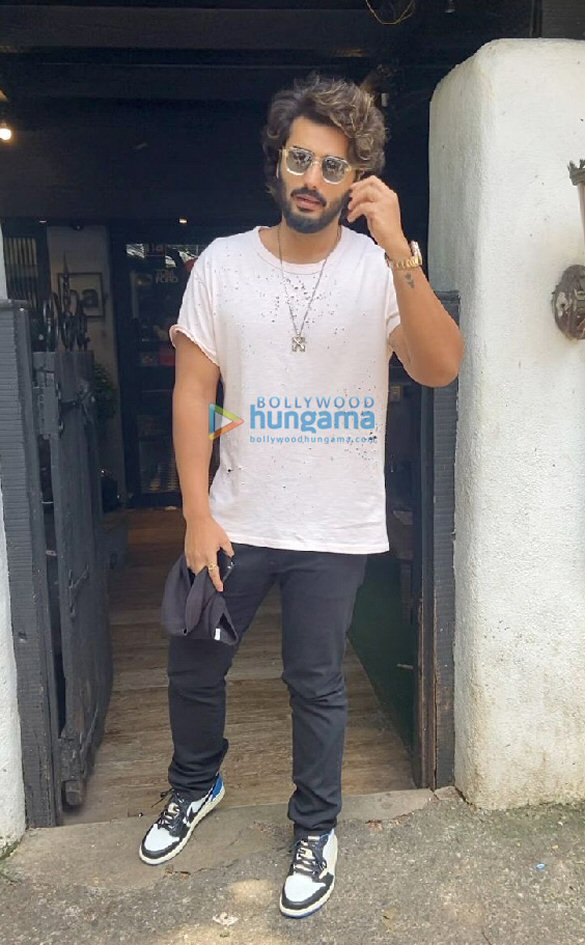 photos arjun kapoor snapped at hakims aalim salon in khar 4