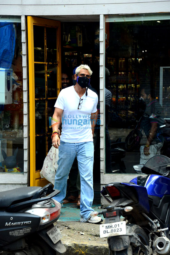 photos arjun rampal snapped at a bandra pet shop 3