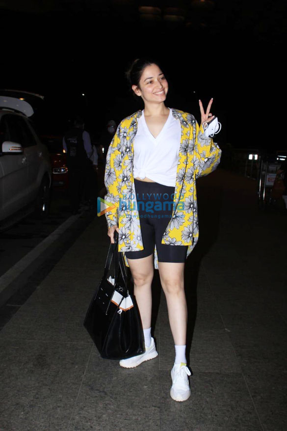 photos deepika padukone and tamannaah bhatia snapped at the airport 6