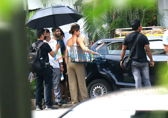 photos deepika padukone snapped at shoot location in the town 4