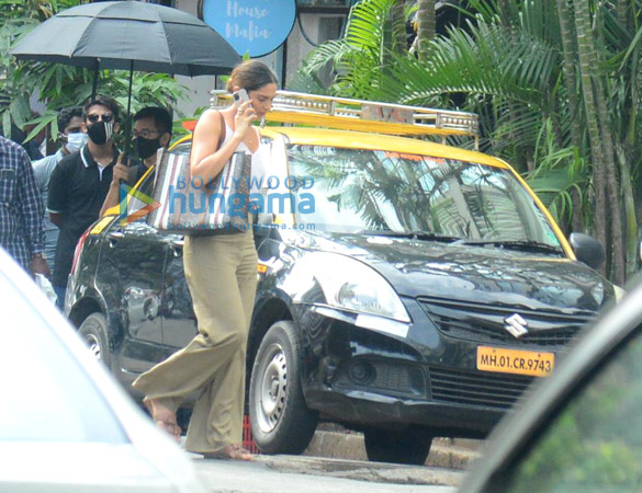 Photos: Deepika Padukone snapped at shoot location in the town Photos: Deepika Padukone snapped at shoot location in the town