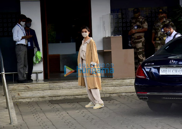 photos deepika padukone snapped at the airport in kalina 3