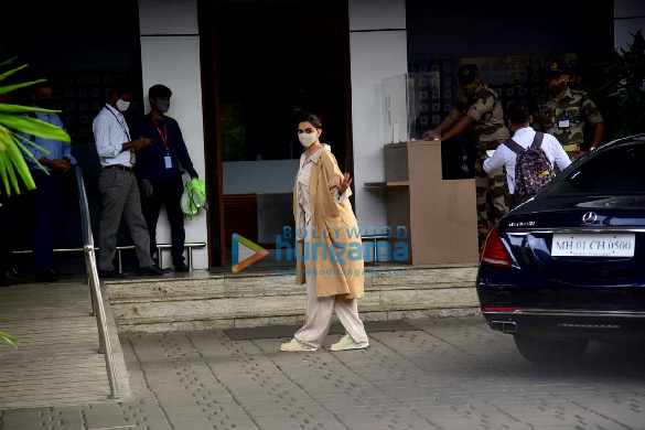 photos deepika padukone snapped at the airport in kalina 4