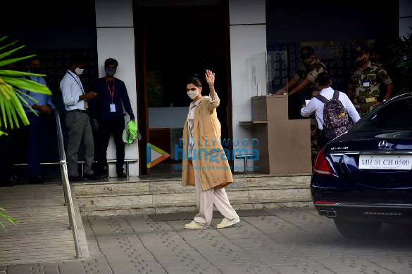 photos deepika padukone snapped at the airport in kalina 5