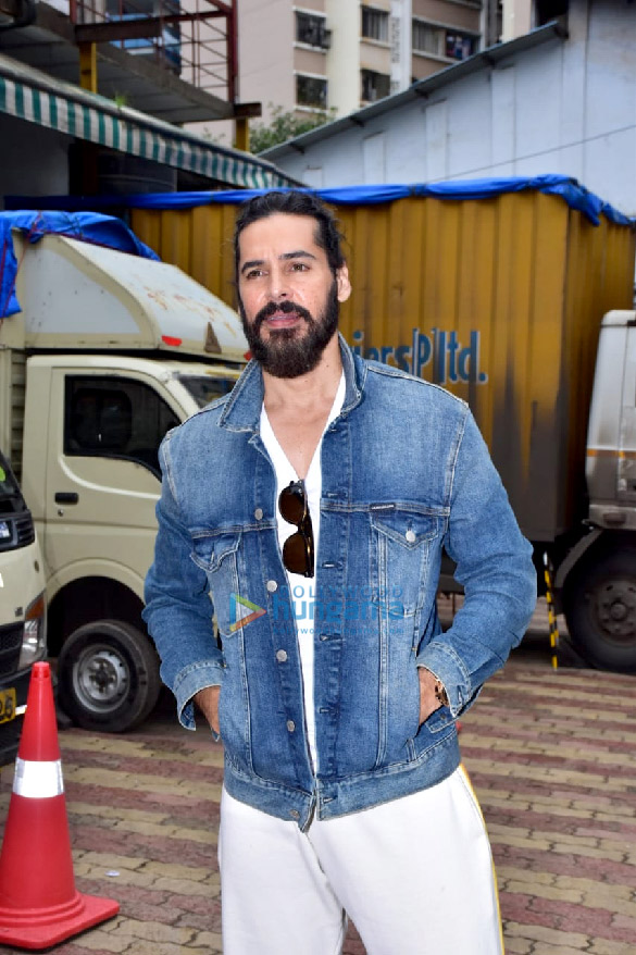 Photos: Dino Morea snapped in Andheri Photos: Dino Morea snapped in Andheri