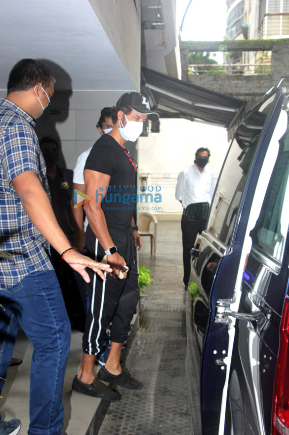 photos hrithik roshan spotted at a clinic in bandra 2
