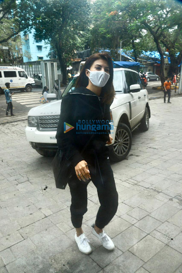 photos jacqueline fernandez snapped at a covid vaccine center 3