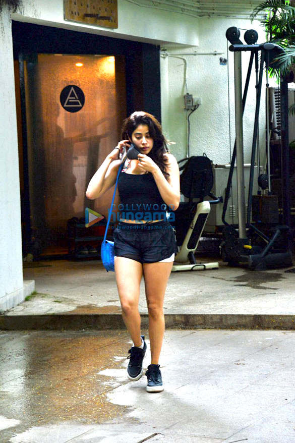 photos janhvi kapoor snapped at a gym in bandra 2