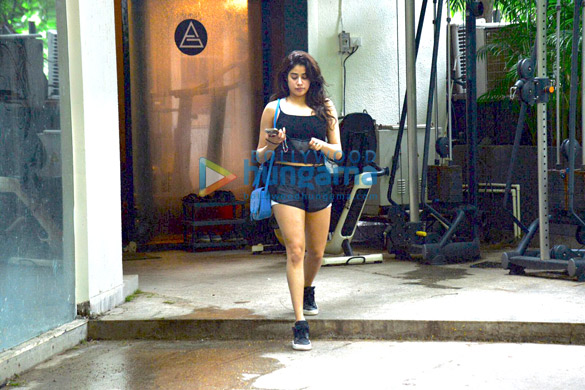 photos janhvi kapoor snapped at a gym in bandra 4