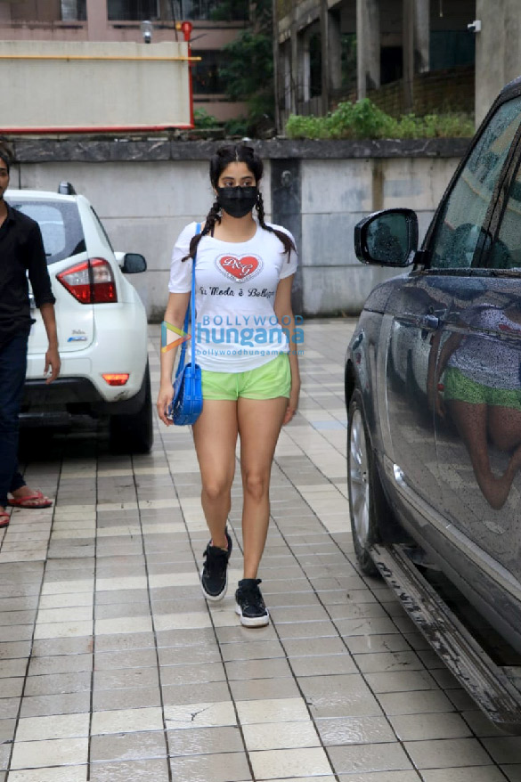 photos janhvi kapoor spotted at a clinic in bandra 3