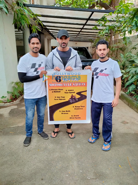 photos john abraham spotted with fans 3