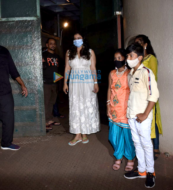 photos kajol celebrates her birthday with her fans 3