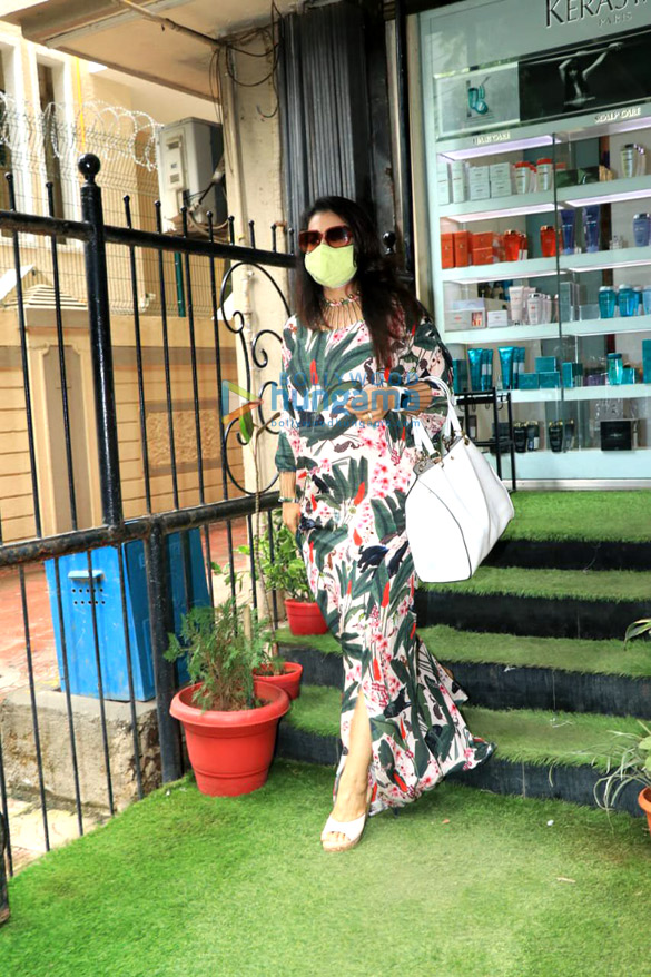 photos kajol with daughter nysa devgn snapped at salon in khar 5