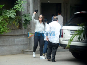 Photos: Kareena Kapoor Khan, Saif Ali Khan, Jeh Ali Khan snapped in Bandra